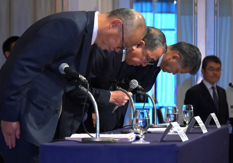 サイバー攻撃を受けたことに関して記者会見で謝罪するアサヒグループホールディングスの勝木敦志社長(手前から2人目)ら=東京都千代田区で2025年11月27日午前11時4分、渡部直樹撮影