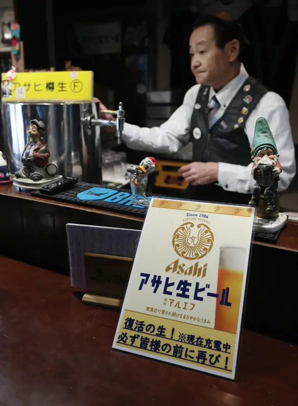 アサヒビール商品の品薄を掲示する老舗ビアホール=東京都港区で2025年10月24日、小林努撮影