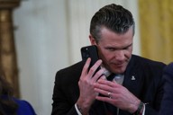 携帯電話を使用するヘグセス米国防長官＝ホワイトハウスで2025年2月4日、ロイター