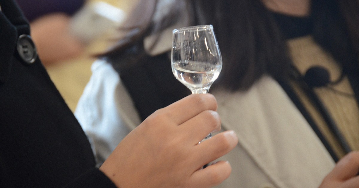 中国「酒都」で見た伝統酒の苦境　「ほろ酔い」ブームと習指導部の影