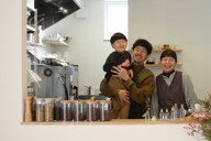 「つきのわ」を経営する田附大和さん（中央）、葵さん（右）＝北海道南幌町で2025年11月2日午後0時10分、谷口拓未撮影