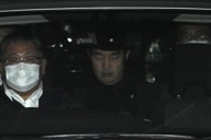 建造物等以外放火容疑での逮捕後、送検される浜田達也容疑者（中央）＝大阪市中央区で2025年11月15日午前8時31分、久保玲撮影