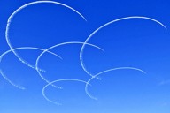 スモークで鮮やかな六つの弧を描くブルーインパルス＝福岡県築上町で2025年11月30日午後12時42分、出来祥寿撮影