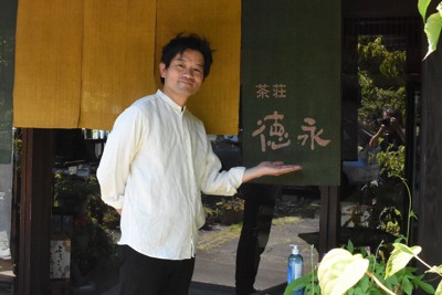 徳永製茶の店舗前に立つ徳永和久さん＝佐賀県嬉野市で2025年8月1日、小山由宇撮影