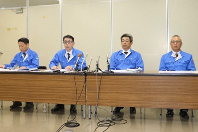 ガス漏れ事故を受け記者会見する山口合同ガスの田村泰郎専務取締役（左から2人目）ら＝山口県下関市本町で2025年12月4日午後5時、山本泰久撮影