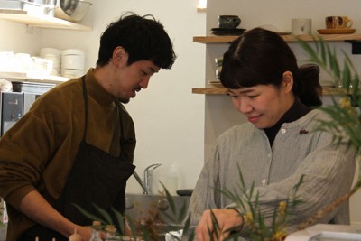 「つきのわ」で食事を用意する田附大和さん（左）と葵さん＝北海道南幌町で2025年11月2日午後0時29分、谷口拓未撮影