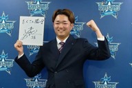 色紙に「たくさん勝つ！」と書き込み笑顔のDeNA・石田裕
