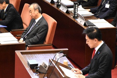 代表質問者の質問に聴き入る花角英世知事（左上端から2番目）＝新潟県議会で2025年12月4日、木下訓明撮影