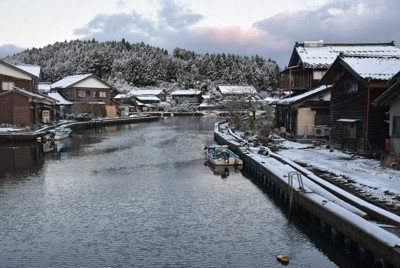 能登半島の被災地は凍てついた朝となり、富山湾沿いの集落にもうっすら雪が積もった＝石川県穴水町甲で2025年12月4日
