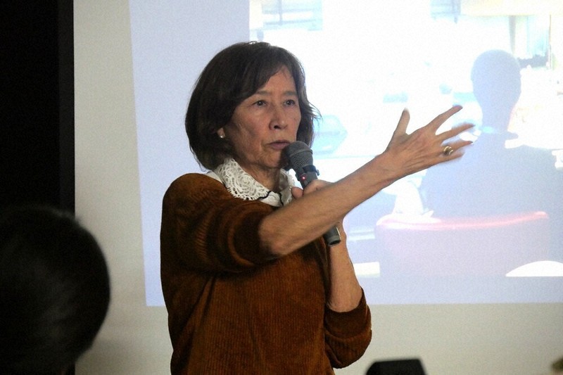 ジュネーブでの活動を報告するアイリーン・美緒子・スミスさん＝熊本県水俣市浜町の市公民館で2025年11月28日午後7時5分、中村敦茂撮影