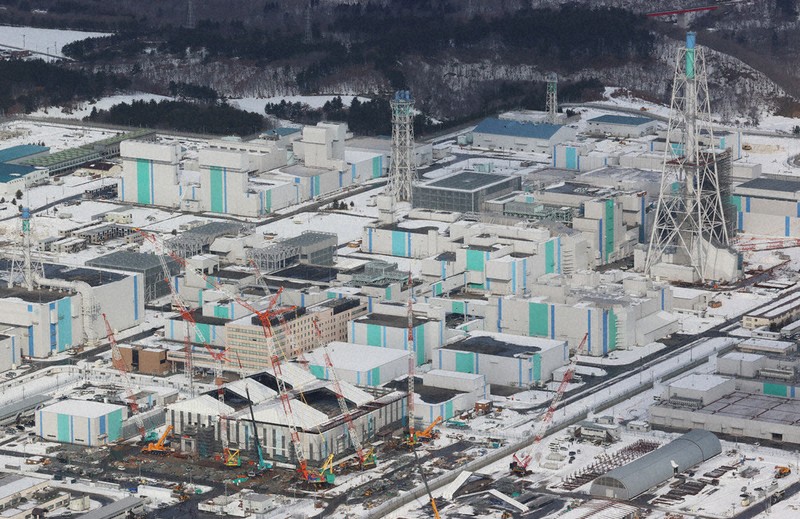 日本原燃の使用済み核燃料再処理工場＝青森県六ケ所村で2025年2月、本社機「希望」から玉城達郎撮影