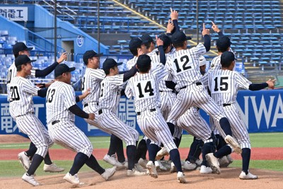 明治神宮大会で優勝し、喜ぶ九州国際大付の選手たち＝神宮球場で11月19日、西夏生撮影