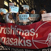 日本政府の核兵器禁止条約の署名・批准を求めて集まり、声を上げる人たち＝東京都千代田区で2025年11月21日、平川義之撮影
