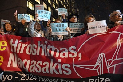 日本政府の核兵器禁止条約の署名・批准を求めて集まり、声を上げる人たち＝東京都千代田区で2025年11月21日、平川義之撮影