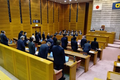 古川広志・徳島県議から提出された辞職願について、議長を除く出席県議全員が起立し許可された＝徳島市の徳島県議会本会議場で2025年12月5日午前10時4分、植松晃一撮影