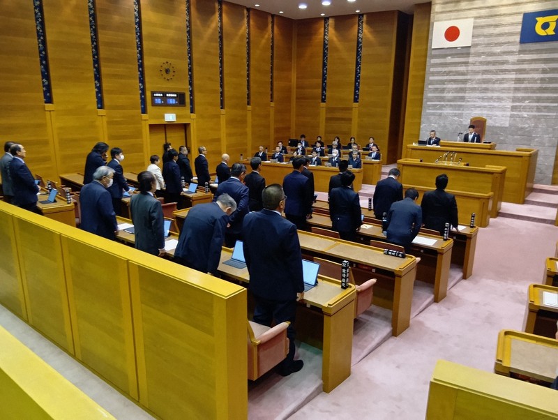 古川広志・徳島県議から提出された辞職願について、議長を除く出席県議全員が起立し許可された＝徳島市の徳島県議会本会議場で2025年12月5日午前10時4分、植松晃一撮影