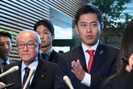 政府与党連絡会議に続き首相官邸での協議を終え報道陣の取材に応じる日本維新の会・吉村洋文代表（右）と自民党の鈴木俊一幹事長＝首相官邸で2025年12月1日午後1時27分、平田明浩撮影