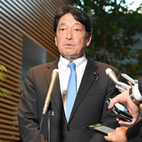 高市早苗首相と面会後、報道陣の取材に応じる自民党の小野寺五典税調会長＝首相官邸で2025年12月5日午後4時15分、平田明浩撮影