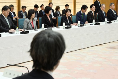 政府税制調査会で発言する高市早苗首相（右から5人目）＝首相官邸で2025年11月18日午後4時20分、平田明浩撮影