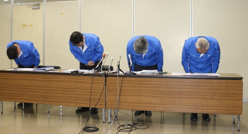 ガス漏れ事故を受けて開かれた記者会見で謝罪する、（左から）山口合同ガスの末広総務課長、田村専務、平尾取締役導管管理部長、立石導管管理課長＝山口県下関市本町で2025年12月4日午後6時4分、山本泰久撮影