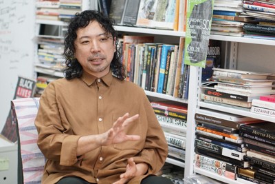 欧米45都市のミュージアムを旅した記録を新著「歴史修正ミュージアム」（太田出版）にまとめた小森真樹・武蔵大教授＝東京都練馬区で2025年11月5日午後2時16分、清水有香撮影