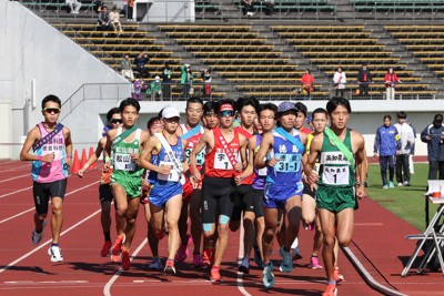 11月16日の四国大会で力走する選手たち。手前中央の赤いゼッケンが宇和高校の選手＝徳島県鳴門市の鳴門・大塚スポーツパークで2025年11月16日午前11時0分、山本芳博撮影