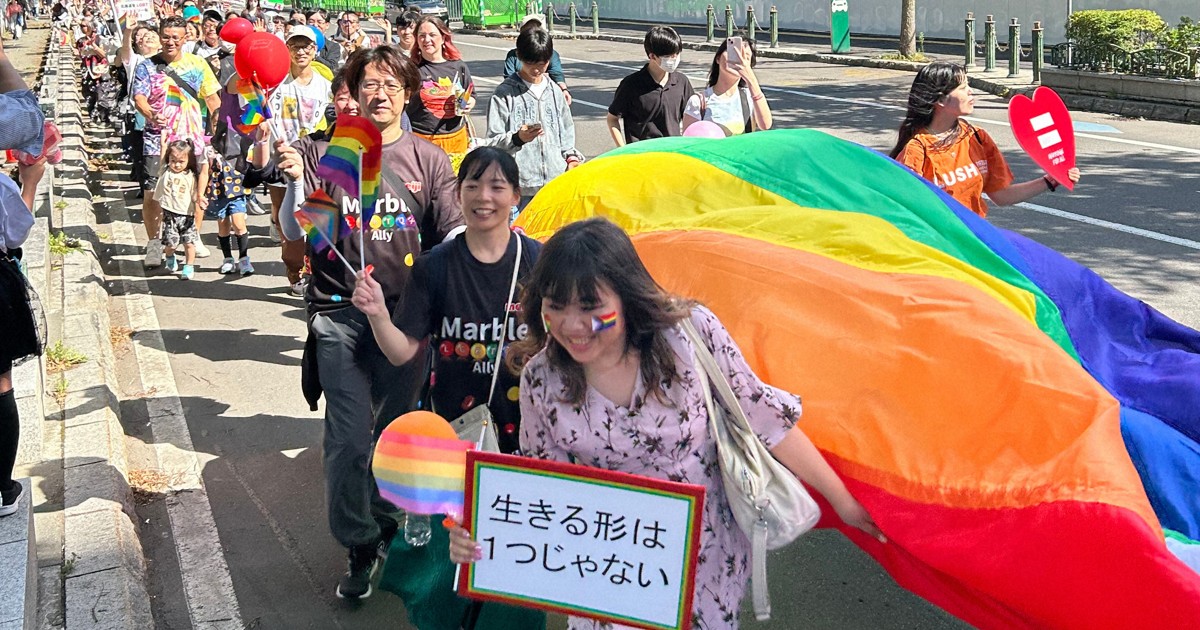 性的少数者への理解と差別解消をアピールするパレードの参加者＝札幌市中央区で２０２５年９月、高山純二撮影