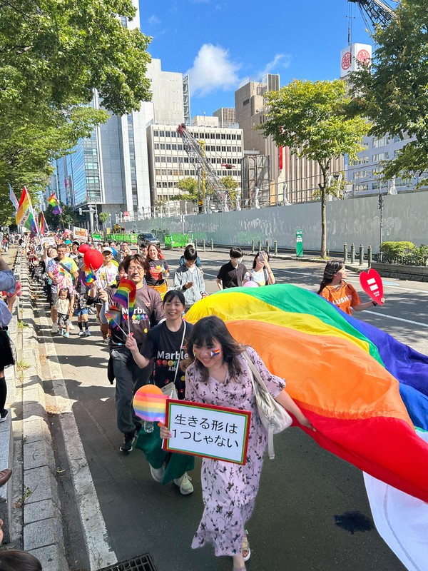 性的少数者への理解と差別解消をアピールするパレードの参加者＝札幌市中央区で２０２５年９月、高山純二撮影