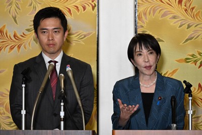 Following the signing ceremony of the coalition agreement, Liberal Democratic Party President Sanae Takaichi, right, answers questions from the press at a joint news conference in the Diet on Oct. 20, 2025. On the left is Hirofumi Yoshimura, leader of Nippon Ishin (the Japan Innovation Party). (Mainichi/Akihiro Hirata)