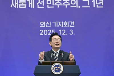 外国メディア向けに記者会見した李在明大統領＝2025年12月3日、ソウル（共同）