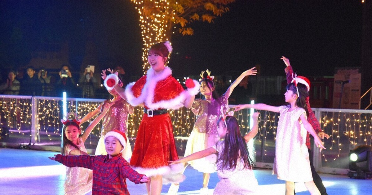 本田望結さん、サンタ姿で点灯　横浜・山下公園スケートパークが開業