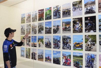 二輪の写真展「俺の彼女　私の彼氏」で自分のバイクの写真を指さす来場者＝島根県江津市桜江町川戸の今井美術館で2025年11月24日午後0時27分、村瀬達男撮影