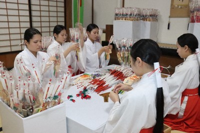 みこたちが集中力を切らさないよう破魔矢作りに取り組んでいる＝宇佐市南宇佐で2025年12月2日午後1時1分、久保田修寿撮影