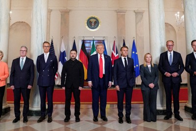 米ホワイトハウスに集まった欧米の首脳ら＝2025年8月、ロイター