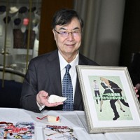 ノーベル博物館を訪れ、寄贈品として選んだ漫画「はたらく細胞」のイラストなどを前に、撮影に応じる坂口志文・大阪大特任教授＝ストックホルムで6日、ロイター共同