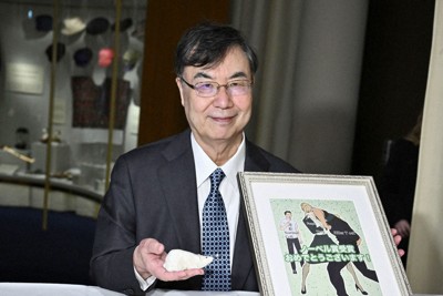 ノーベル博物館を訪れ、寄贈品として選んだ漫画「はたらく細胞」のイラストなどを前に、撮影に応じる坂口志文・大阪大特任教授＝ストックホルムで6日、ロイター共同