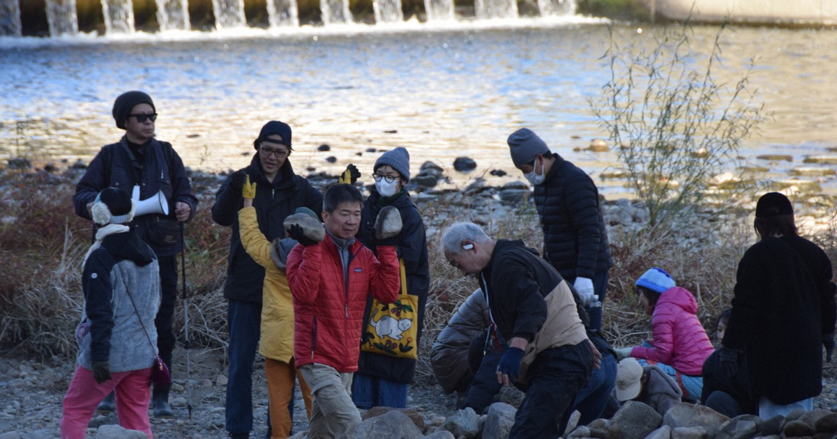 寒空の下、追悼の石積み上げ　「生」のオブジェ制作開始　阪神大震災