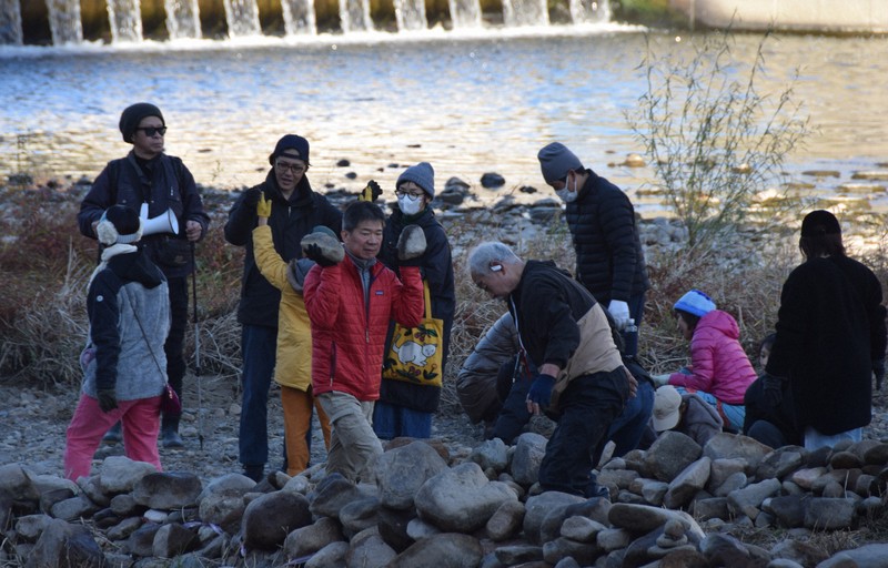 寒空の下、追悼の石積み上げ 「生」のオブジェ制作開始 阪神大震災