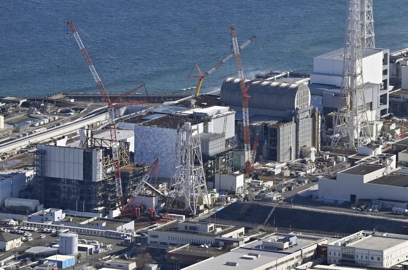 東京電力福島第1原発。（左から）1号機、2号機、3号機、4号機＝福島県で2025年2月15日、本社ヘリから