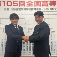 第105回全国高校ラグビー大会の1回戦で対戦する茗渓学園の山田朔太主将（左）と常翔学園の岡本慶次主将＝大阪市内で2025年12月6日、長宗拓弥撮影