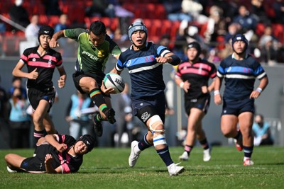 【東海大大阪仰星－近大付】前半、突進する東海大大阪仰星の選手＝東大阪市花園ラグビー場で2025年11月16日、大西岳彦撮影