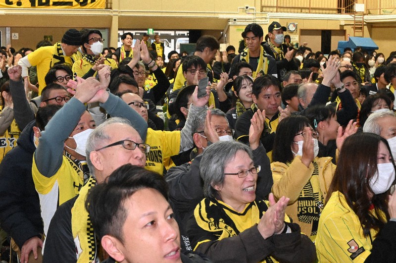 サッカー J1柏勝利、優勝は逃す ファン300人が大声援 ／千葉 | 毎日新聞