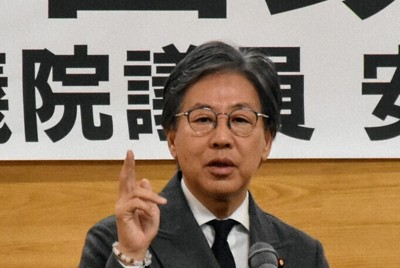 講演する立憲民主党の安住淳幹事長＝新潟県燕市で2025年12月6日、木下訓明撮影