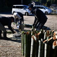 竹を運び、加工する住民たち＝京丹後市弥栄町木橋で2025年12月6日午前9時45分、塩田敏夫撮影