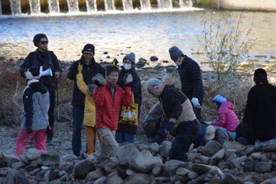 「生」文字に思い込め　宝塚で石積みオブジェ制作　犠牲者追悼、継承イベントに　／兵庫