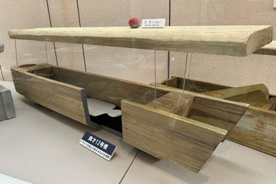 「島根半島の考古学」展に出品された船形木棺の模型。底に砂利が敷き詰められている＝松江市鹿島町名分の市立鹿島歴史民俗資料館で2025年11月9日、村瀬達男撮影