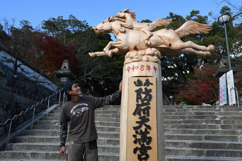 楽しく走る年に チェーンソー彫刻家・林隆雄さん 「午」の御柱を奉納
