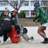 花園に向けて練習に励む長崎北陽台の選手たち＝長与町で2025年12月3日午後4時59分、尾形有菜撮影