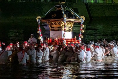 桂川を進むみこし＝豊後高田市で2025年12月5日午後6時44分、久保田修寿撮影