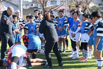 小学生に指導するエディー・ジョーンズ氏（左端）＝大分市新春日町で2025年12月6日午後1時34分、岡田愛梨撮影